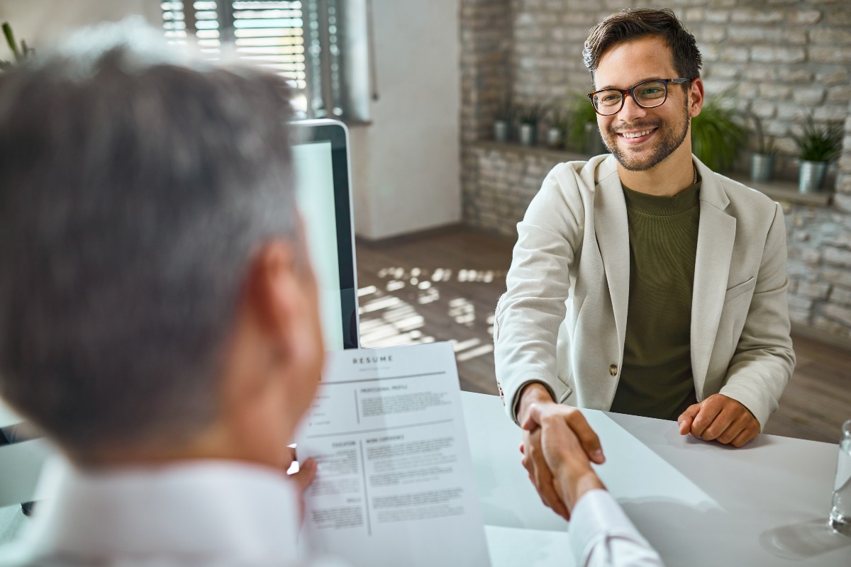 Mundo do Trabalho: Curso para capacitar jovens e adultos que estão em busca  de uma oportunidade de emprego