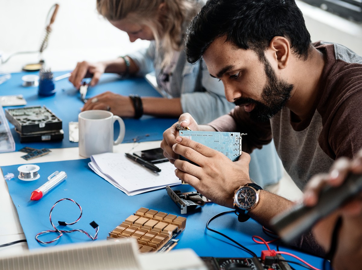 Mundo do Trabalho: Curso para capacitar jovens e adultos que estão em busca  de uma oportunidade de emprego